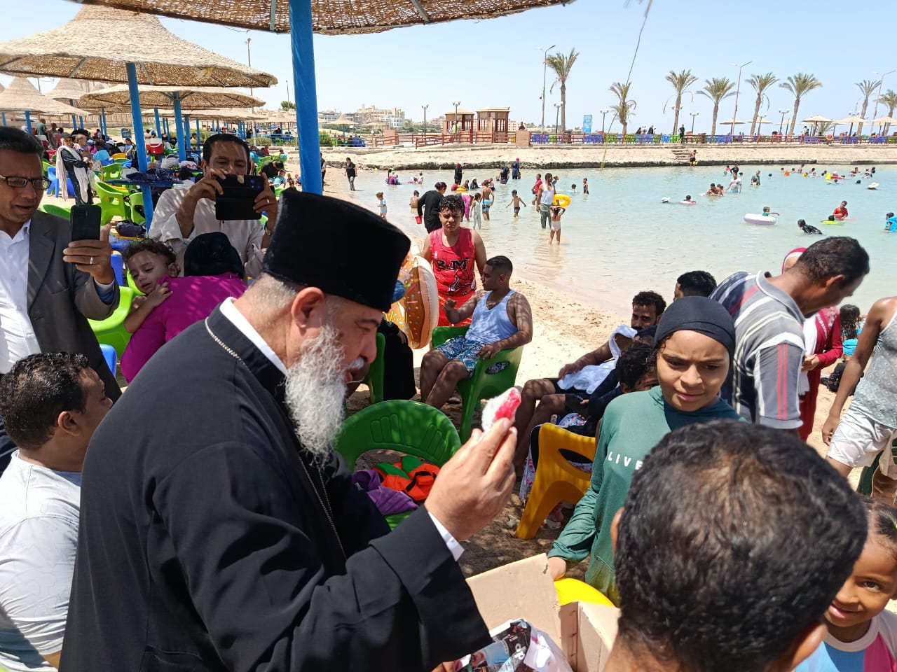 راع كنيسة الاقباط الكاثوليك يوزع حلوى المولد