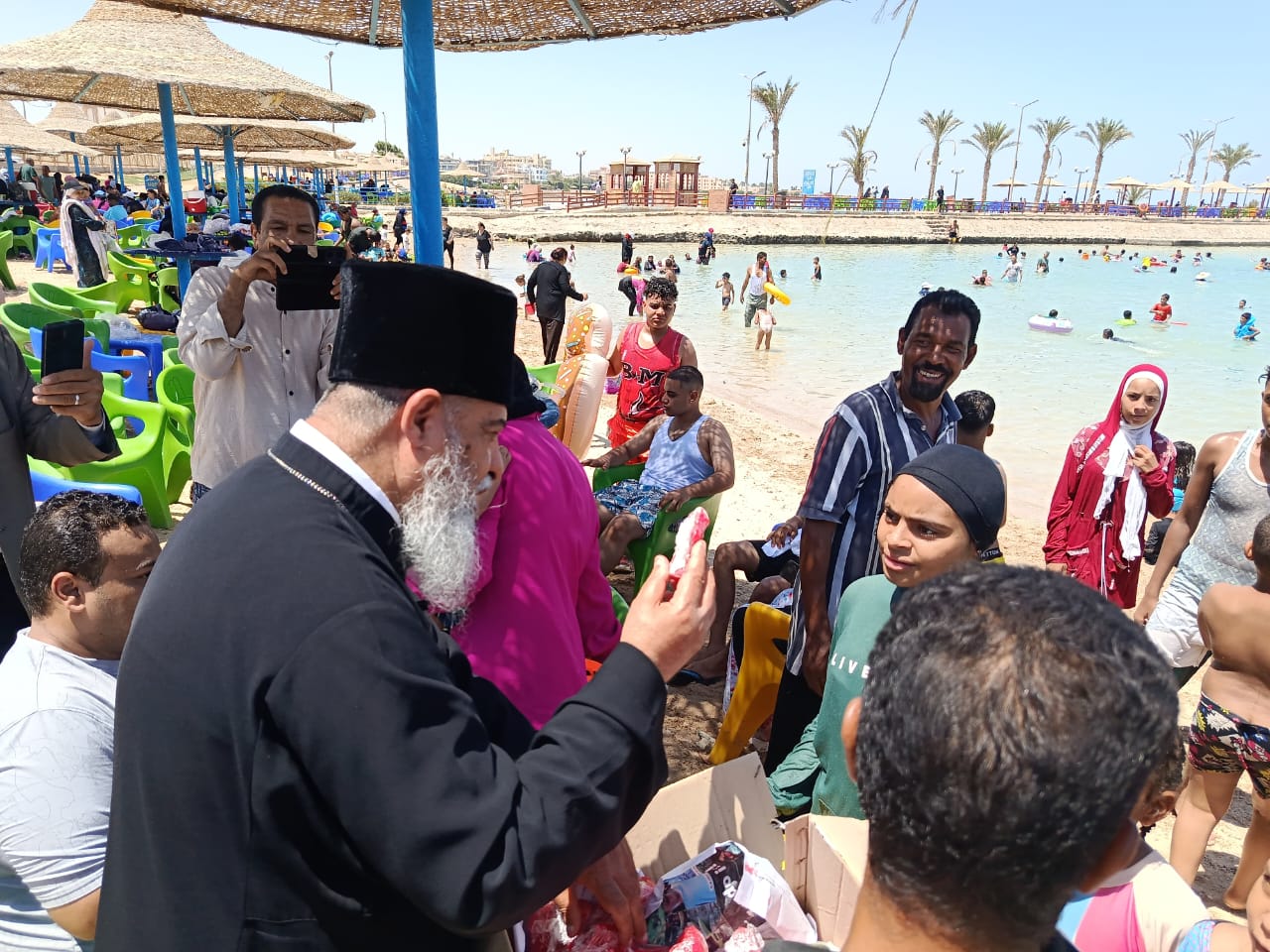 قص يوزع حلوى مولد النبوى بالغردقة