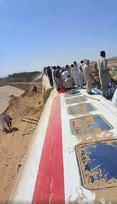 الاهالي فى محاولات لانقاذ الركاب
