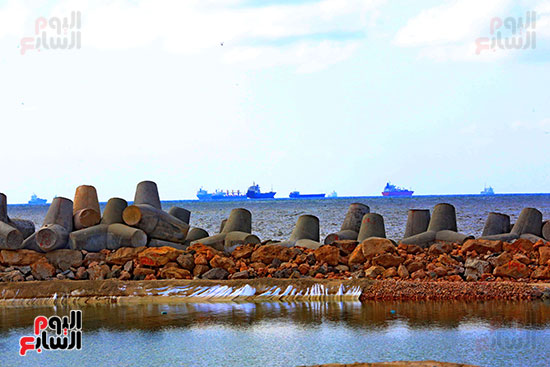 الحواجز داخل الميناء