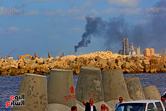 العمل جارى داخل الميناء