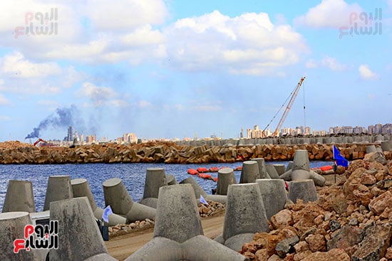حواجز الميناء جارى العمل