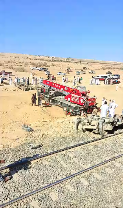 الدفع بأوناش لرفع القطار