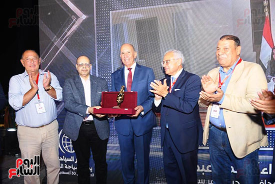 تكريم أكرم القصاص