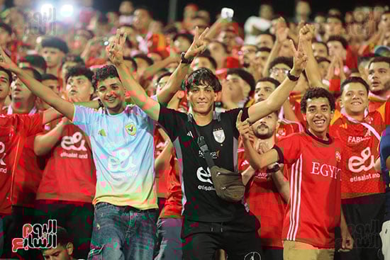 الجمهور يشعل المدرجات الجمهور يشعل المدرجات