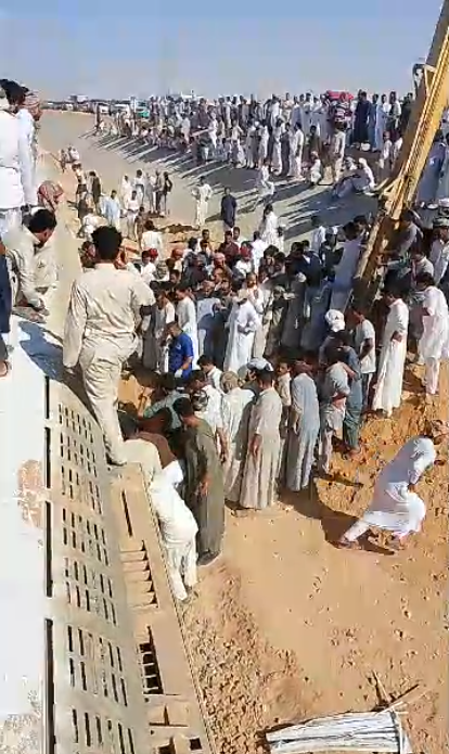 الأهالى يقدمون المساعدات للركاب