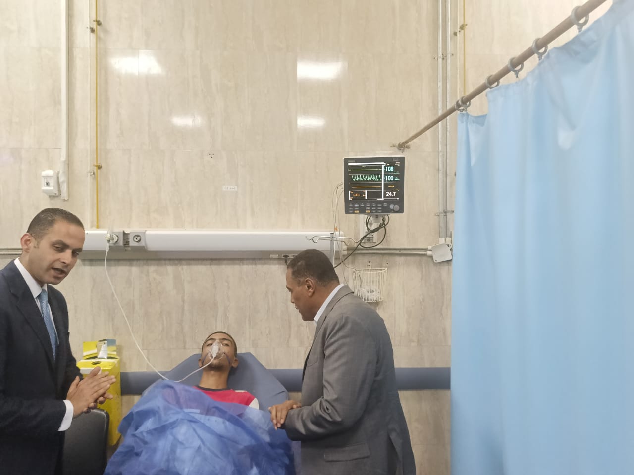 اللواء خالد شعيب يطمئن على أحد المصابين