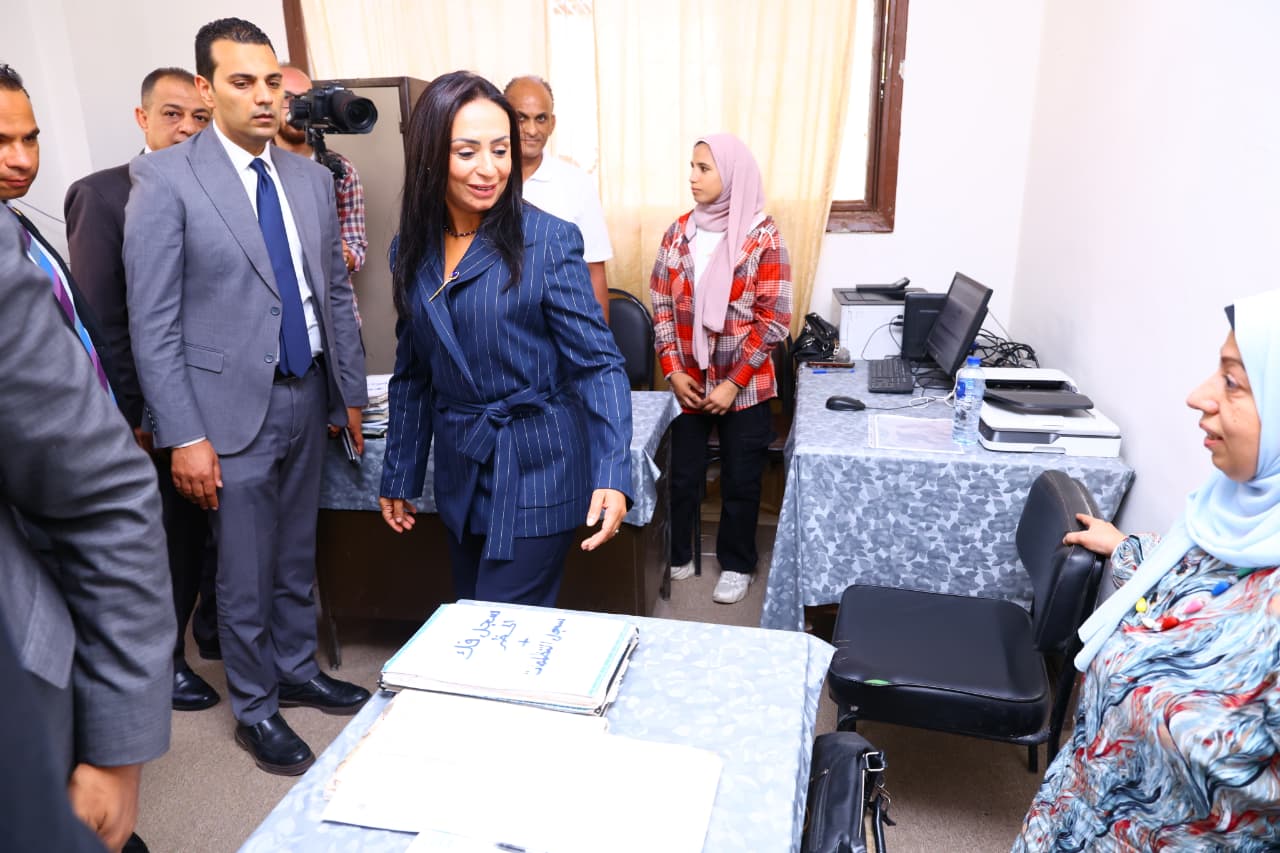 الدكتورة مايا مرسى تطمئن على الخدمات المقدمة للمواطنين