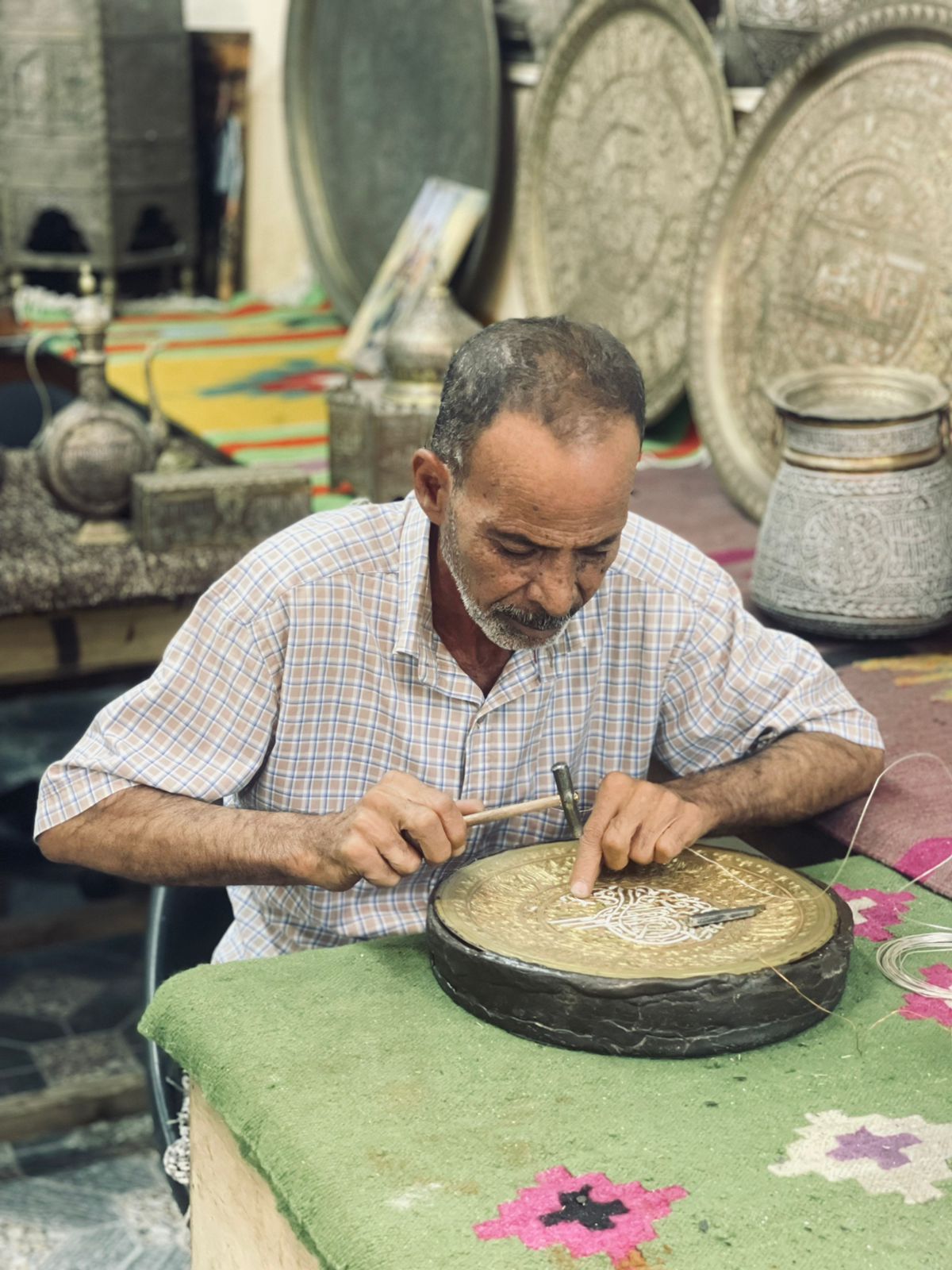مجدي أثناء عمله مهنة النقش على النحاس