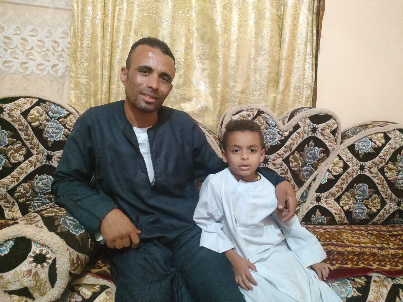 سائق التوكتوك مع ابنه