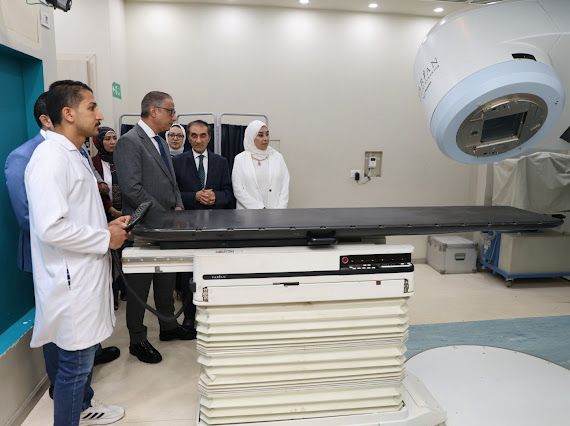 محافظ الفيوم يتفقد التجهيزات الطبية المقدمة من مصر الخير عضو التحالف الوطنى لمركز الأورام (2)