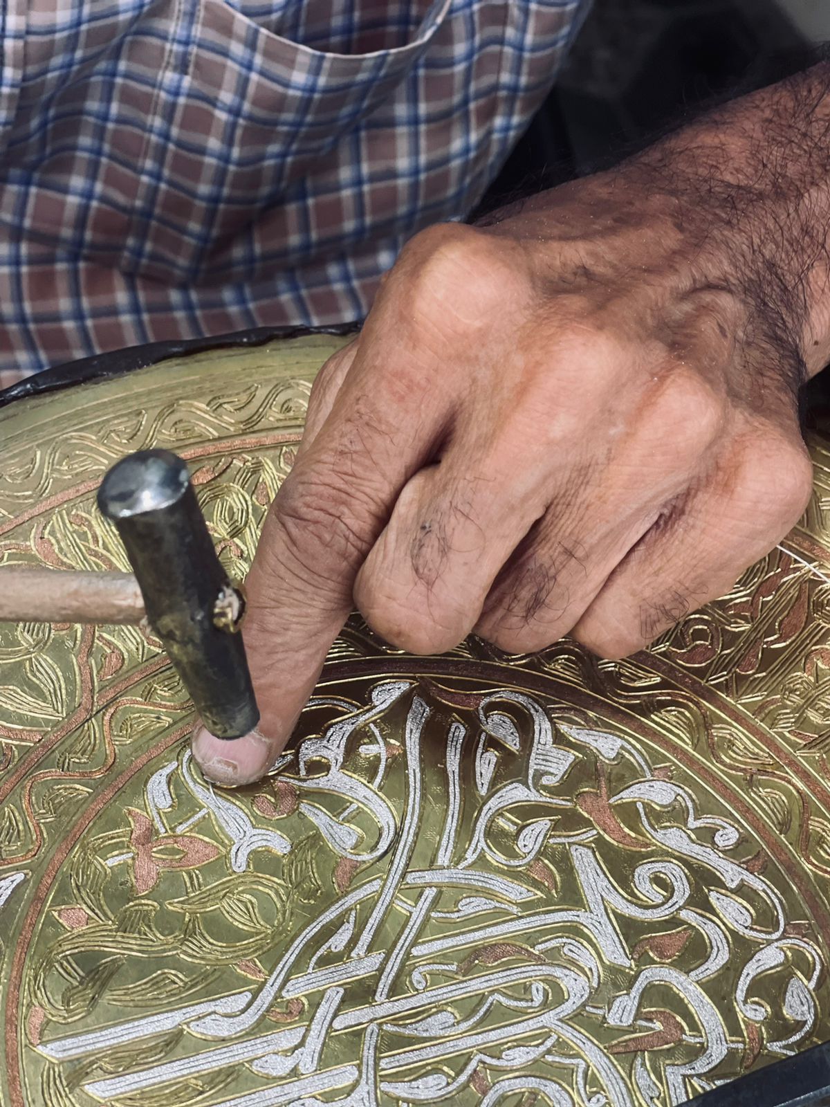 مهنة النقش على النحاس حرفة يدوية أصيلة