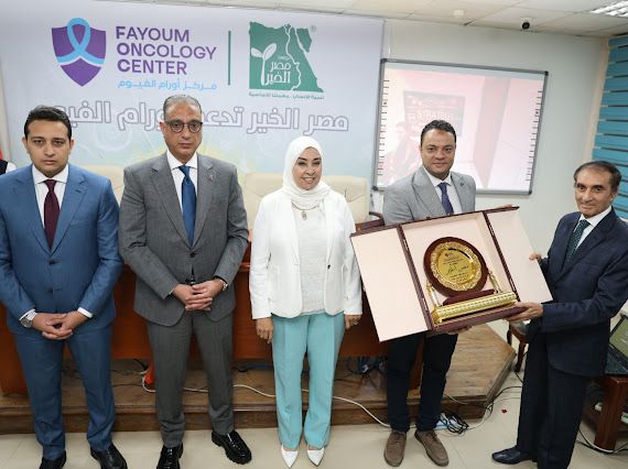 محافظ الفيوم يتفقد التجهيزات الطبية المقدمة من مصر الخير عضو التحالف الوطنى لمركز الأورام (5)