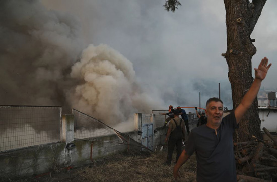 صور حرائق الغابات في أوروبا تشرد الآلاف بينما ينضم السكان إلى جهود مكافحة النيران (7)