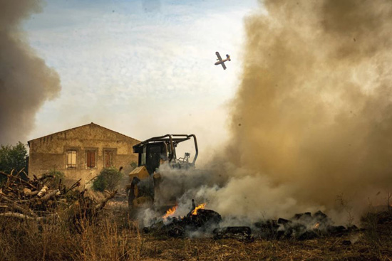 صور حرائق الغابات في أوروبا تشرد الآلاف بينما ينضم السكان إلى جهود مكافحة النيران (1)