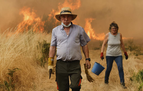 صور حرائق الغابات في أوروبا تشرد الآلاف بينما ينضم السكان إلى جهود مكافحة النيران (2)