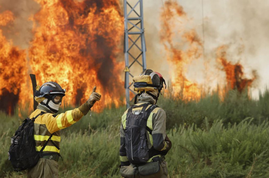 صور حرائق الغابات في أوروبا تشرد الآلاف بينما ينضم السكان إلى جهود مكافحة النيران (4)