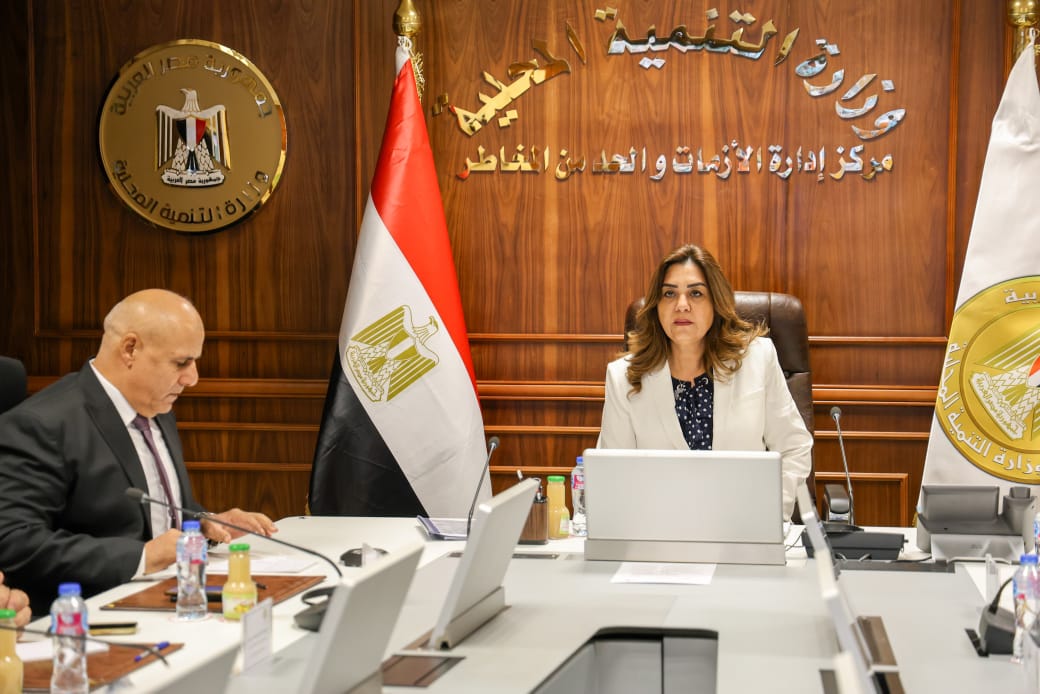 وزيرة التنمية المحلية تتابع سير الانتخابات من مركز سيطرة الشبكة الوطنية