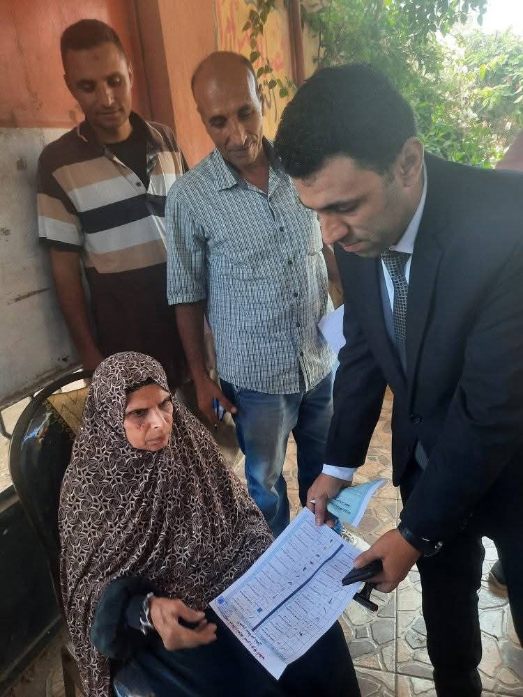رئيس لجنة انتخابية بالشرقية يخرج لمساعدة سيدة مسنة تحدت مرضها للإدلاء بصوتها