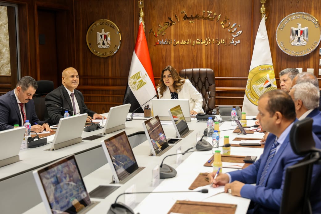 وزيرة التنمية المحلية تتابع سير الانتخابات مع المحافظين من مركز سيطرة الشبكة الوطنية