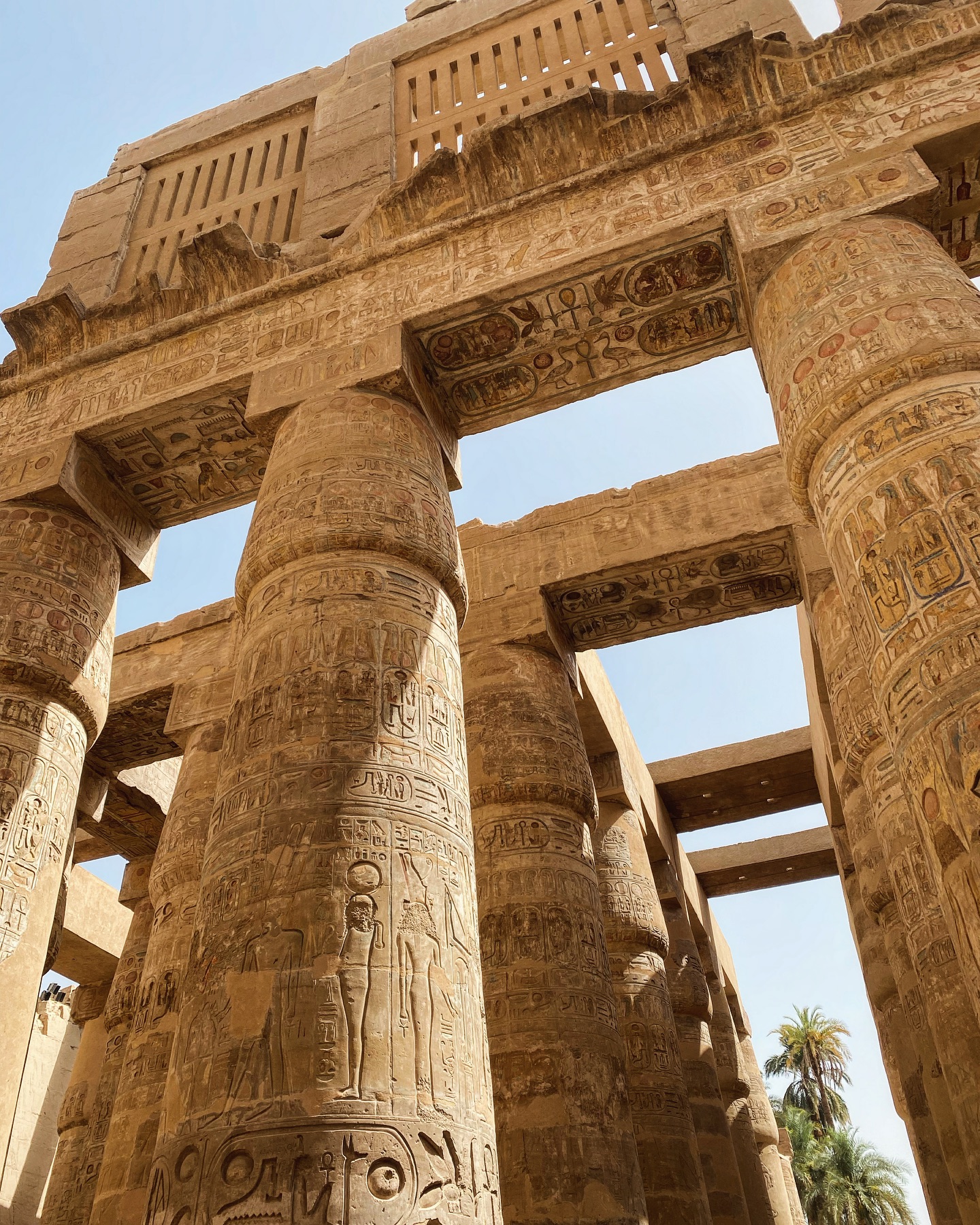 سحر من نوع خاص بأيدي القدماء فى صالة الأعمدة