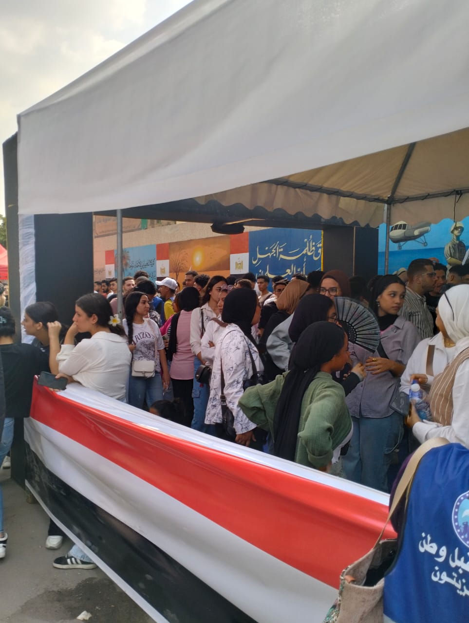 شباب وفتيات الزيتون يحتشدون أمام اللجان الانتخابية بالزيتون شباب وفتيات الزيتون يحتشدون أمام اللجان الانتخابية بالزيتون