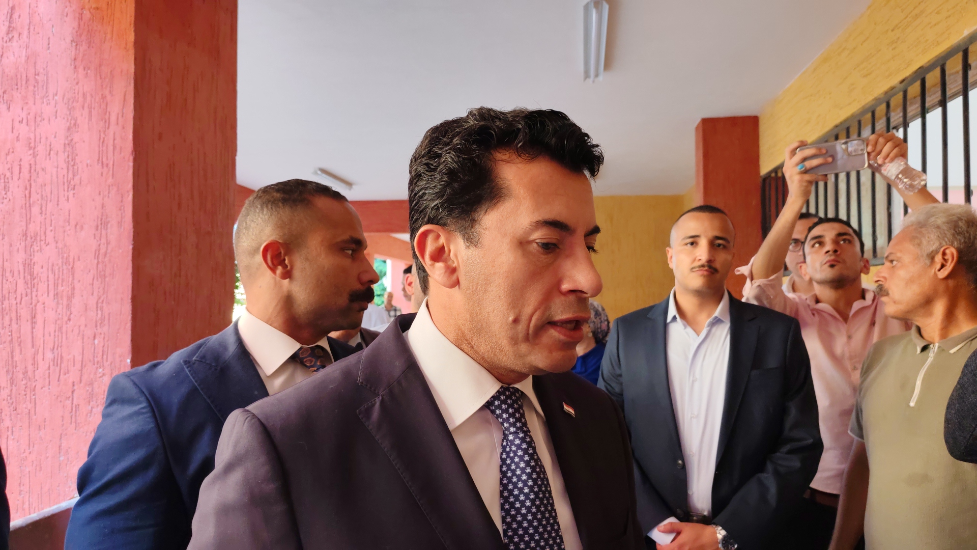 وزير الشباب والرياضة يدلي بصوته فى انتخابات مجلس الشورى (3)