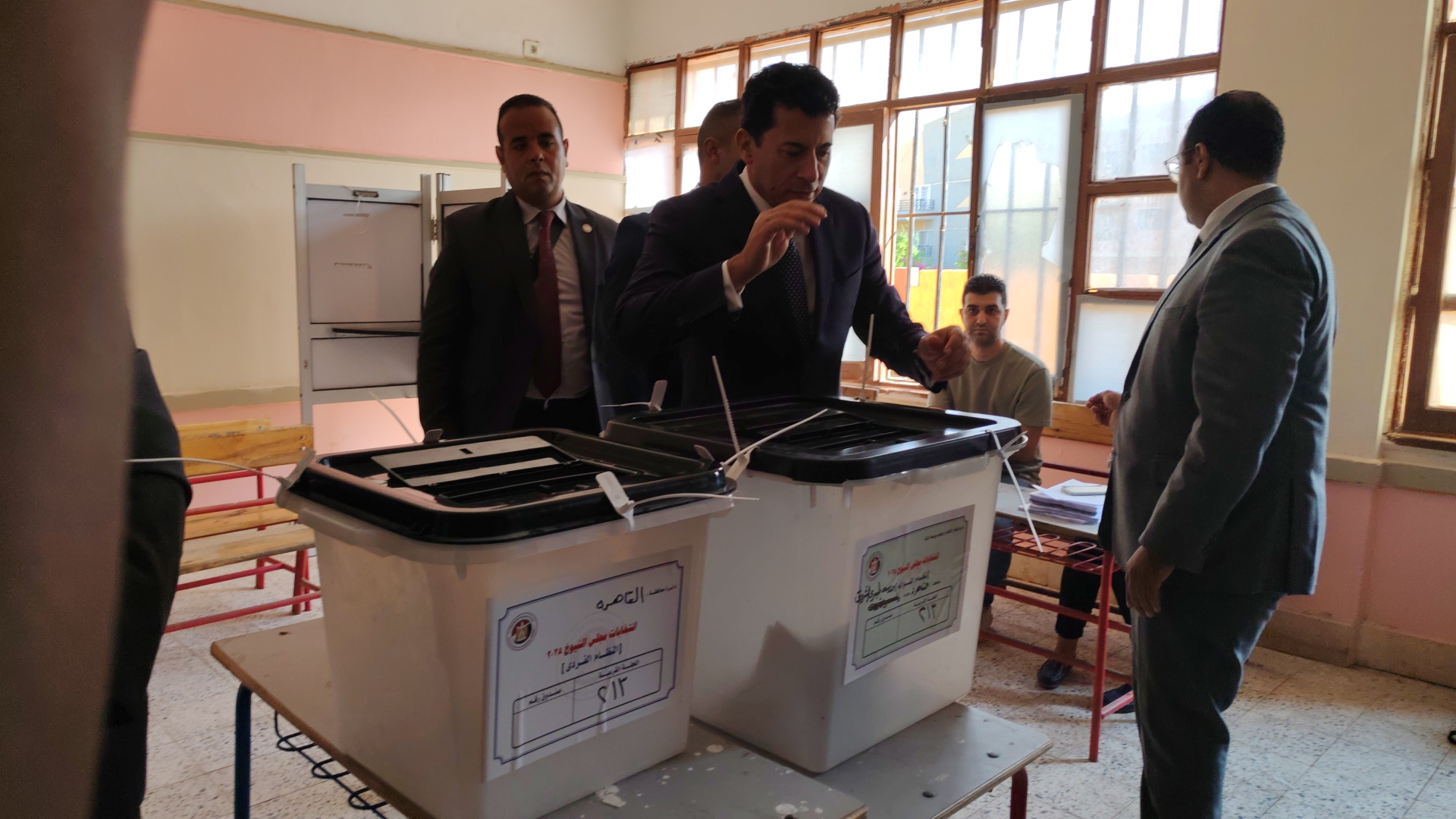 وزير الشباب والرياضة يدلي بصوته فى انتخابات مجلس الشورى (1)