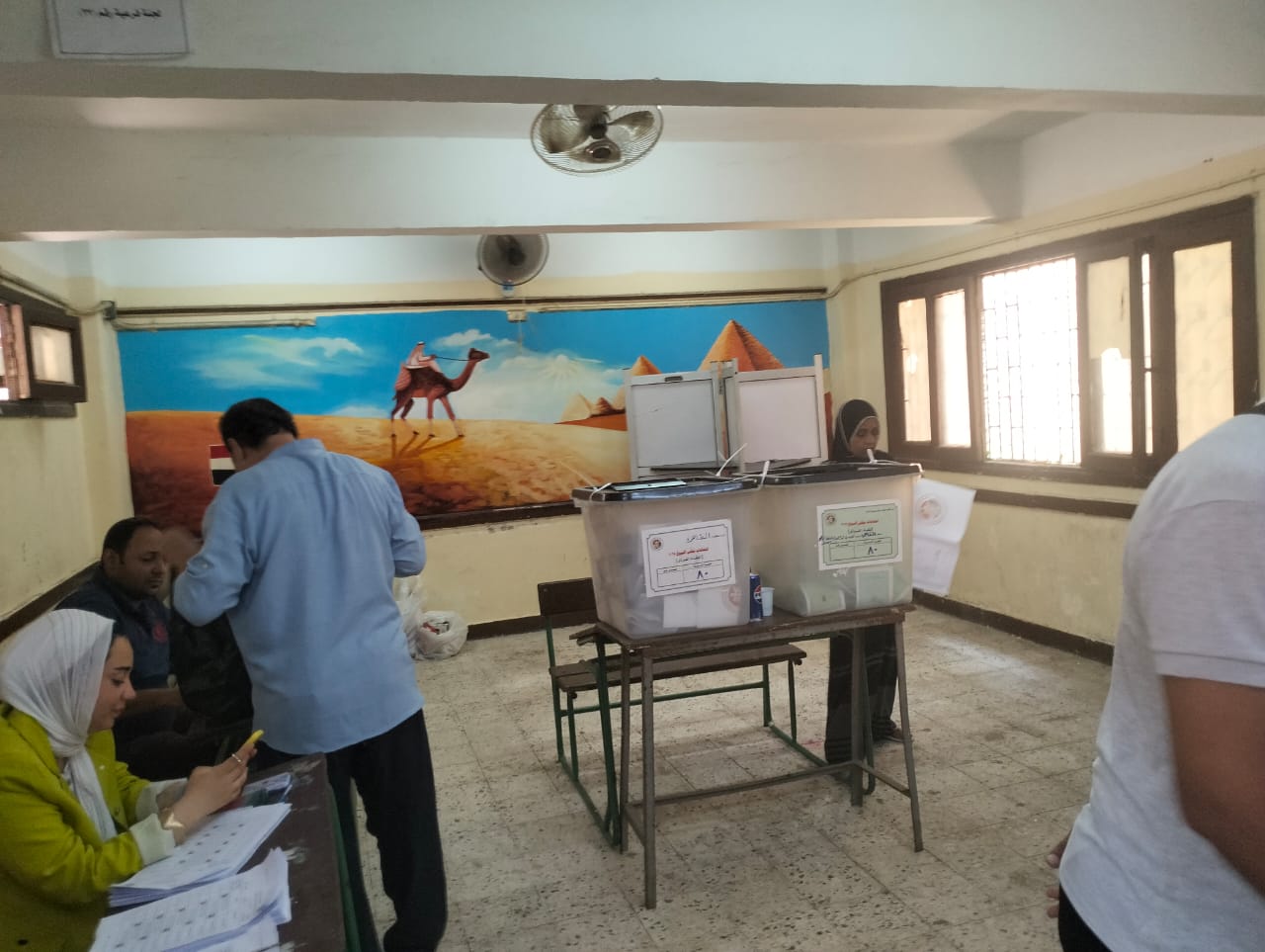 الناخبون يدلون بأصواتهم في لجان الزيتون