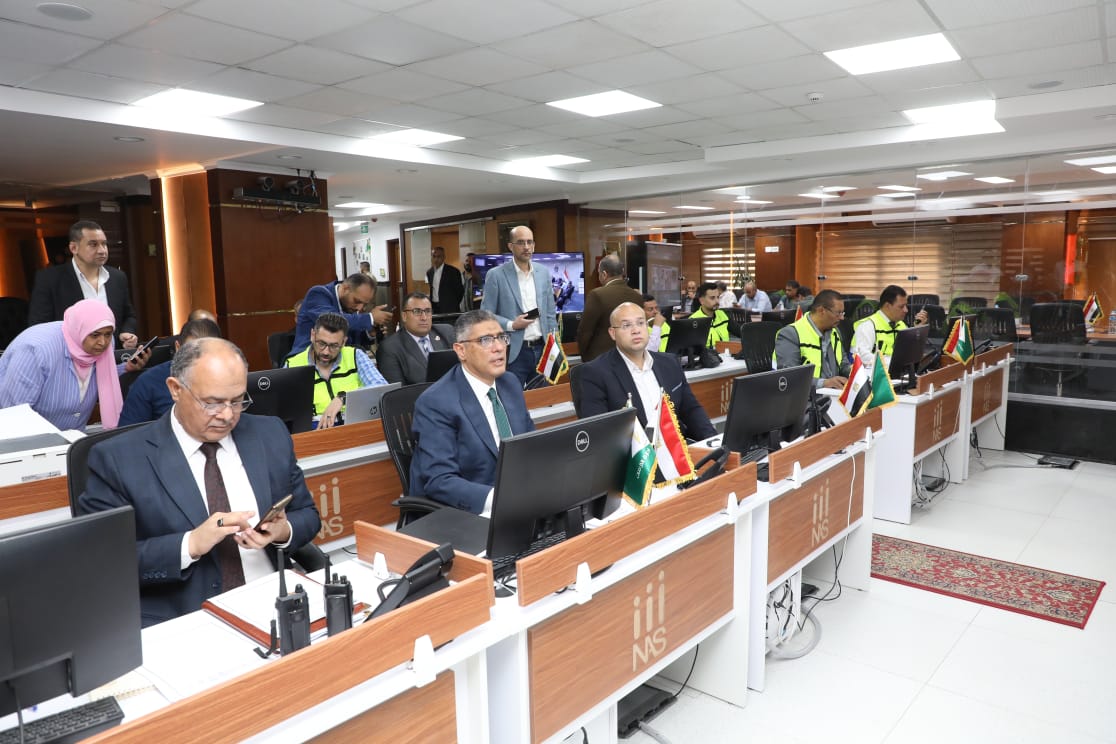 المحافظ فى مركز السيطرة للطوارئ والسلامة العامة بمحافظة الجيزة المحافظ فى مركز السيطرة للطوارئ والسلامة العامة بمحافظة الجيزة