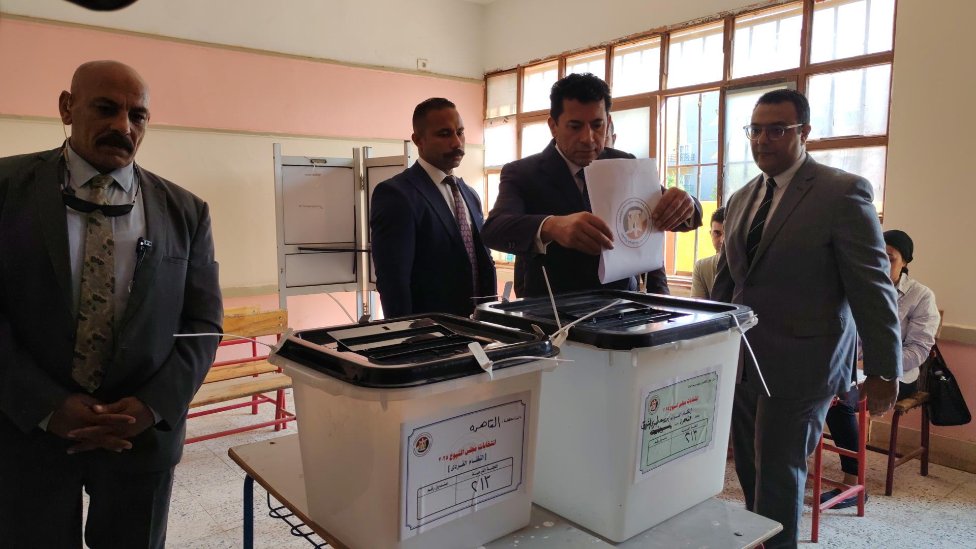 وزير الشباب والرياضة يدلي بصوته فى انتخابات مجلس الشورى (5)