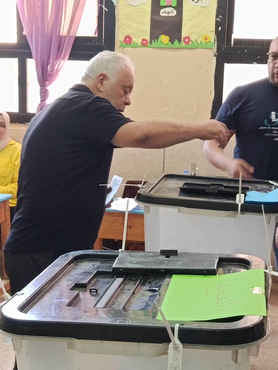 أشرف زكي يدلي بصوته