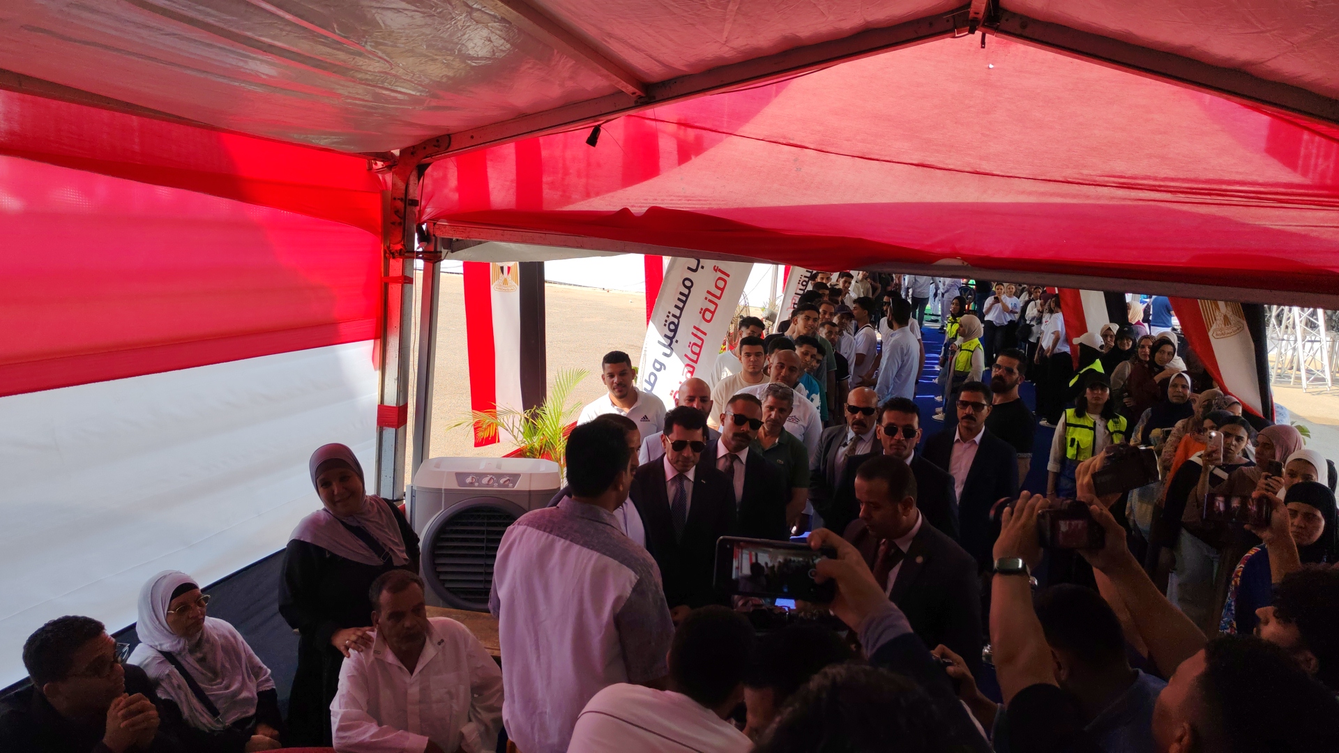 وزير الشباب والرياضة يدلي بصوته فى انتخابات مجلس الشورى (2)