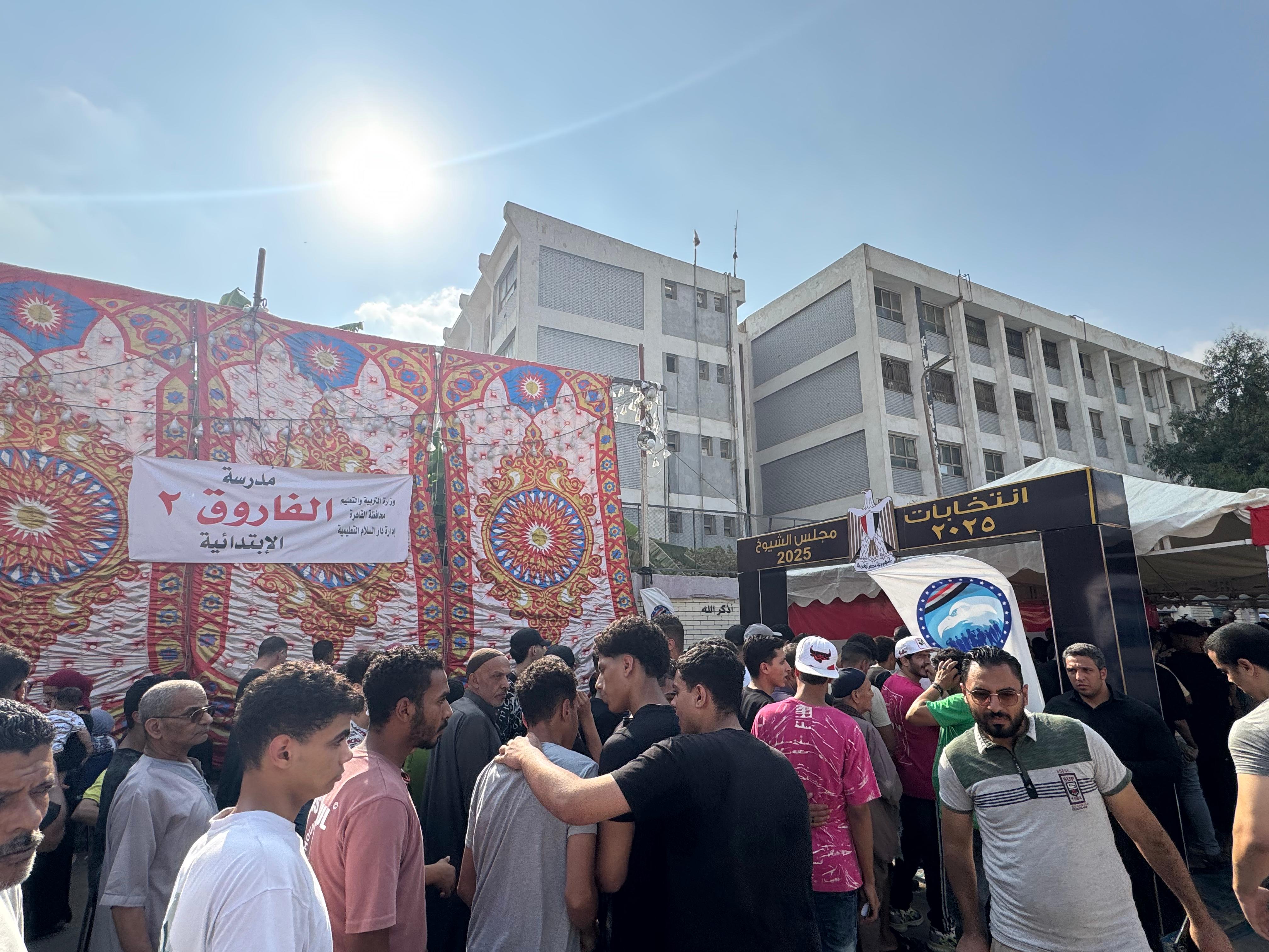 حشود الناخبين أمام مقار اللجان في دار السلام 2