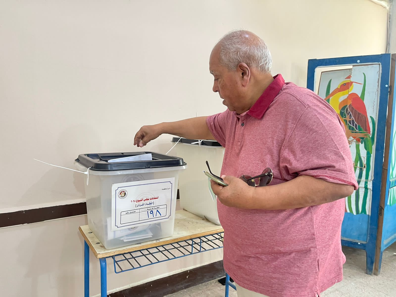 المشاركون في الانتخابات بالمقار الانتخابية