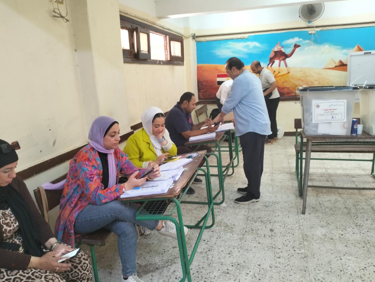 انتظام التصويت في لجنة مدرسة الشهيد العقيد وليد محمود محمد الصادق