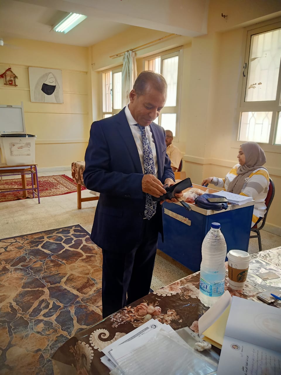 القائم بأعمال أمين مجلس الشيوخ يدلى بصوته