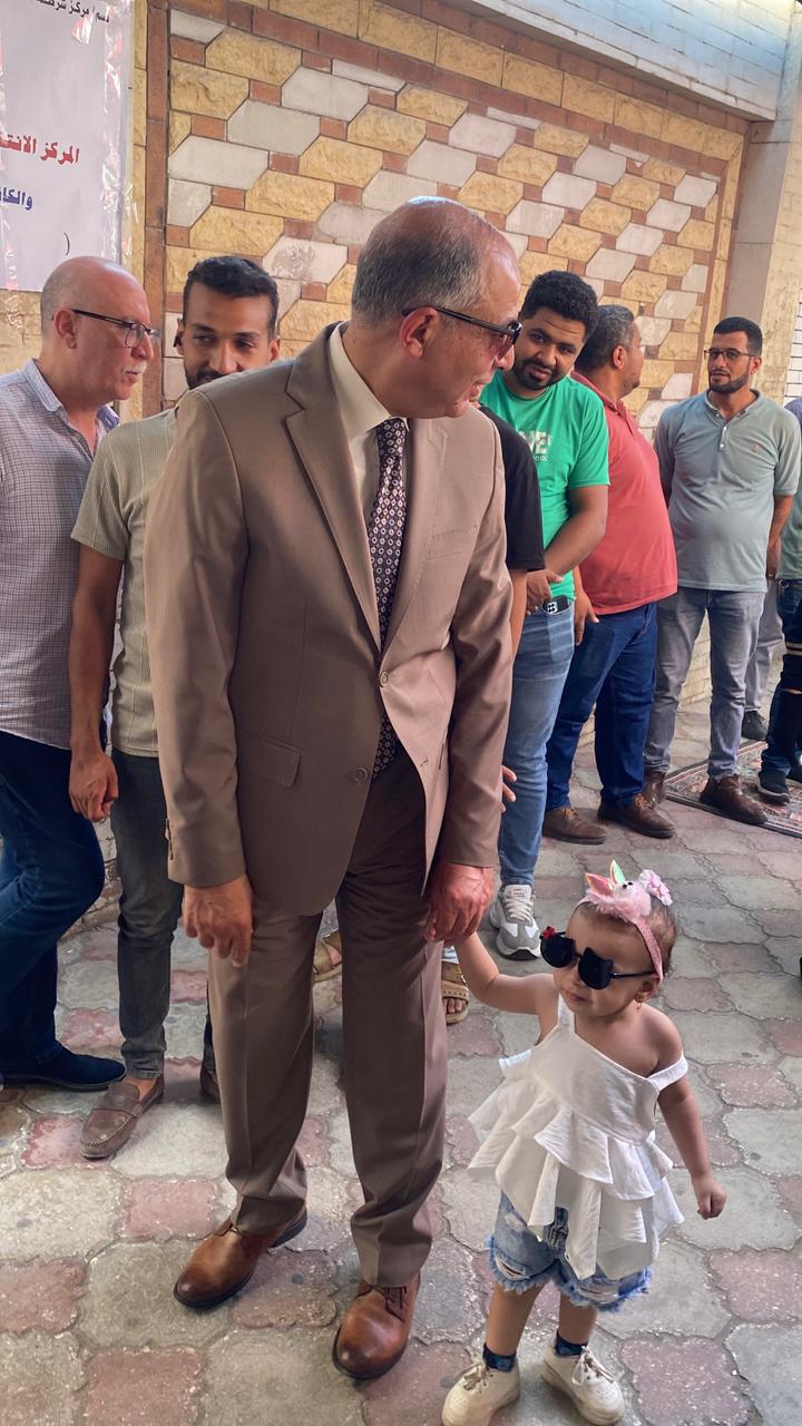 محافظ المنيا يصطحب طفلة