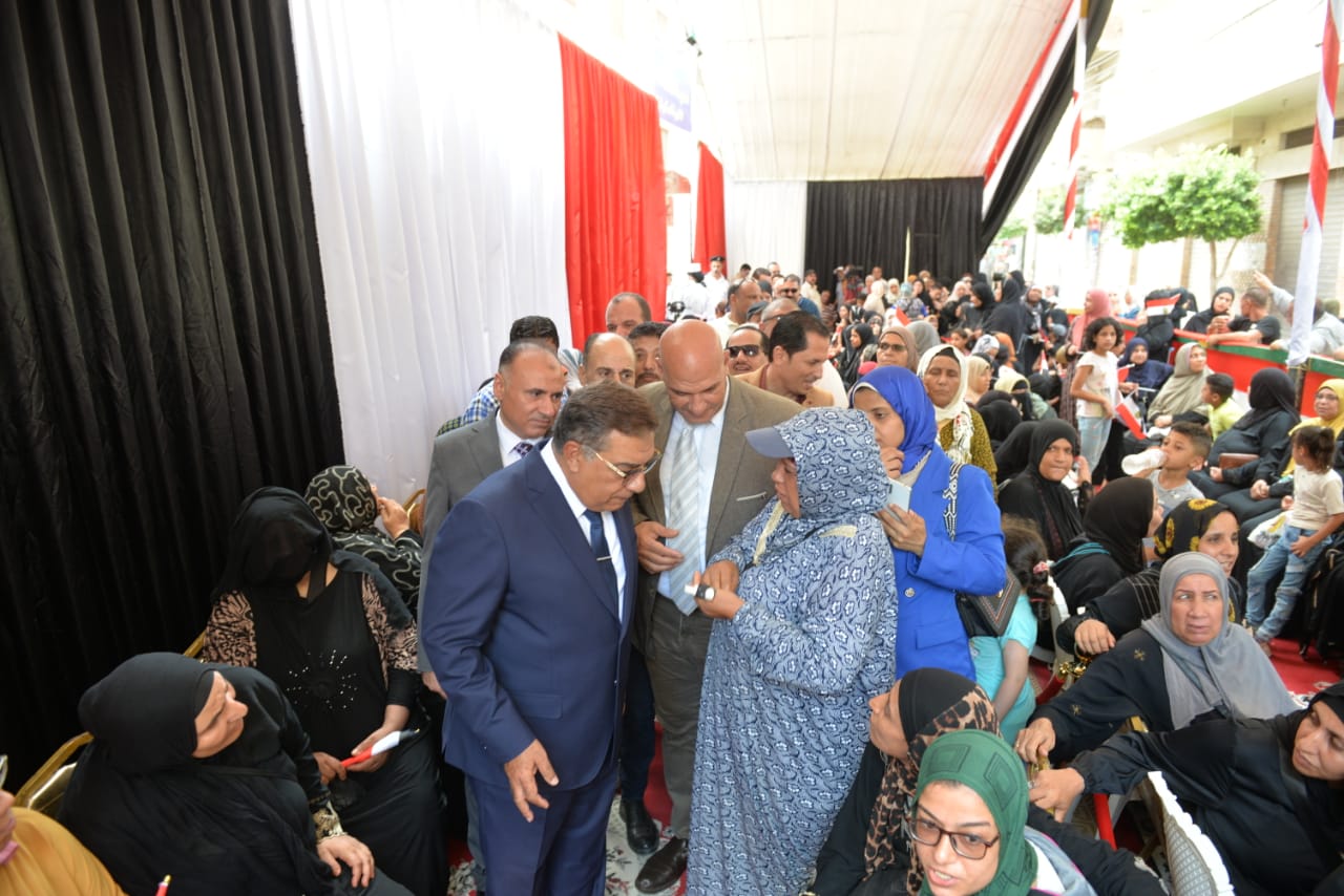 محافظ الدقهلية يتفقد سير العملية الانتخابية في لجان مجلس الشيوخ (1)