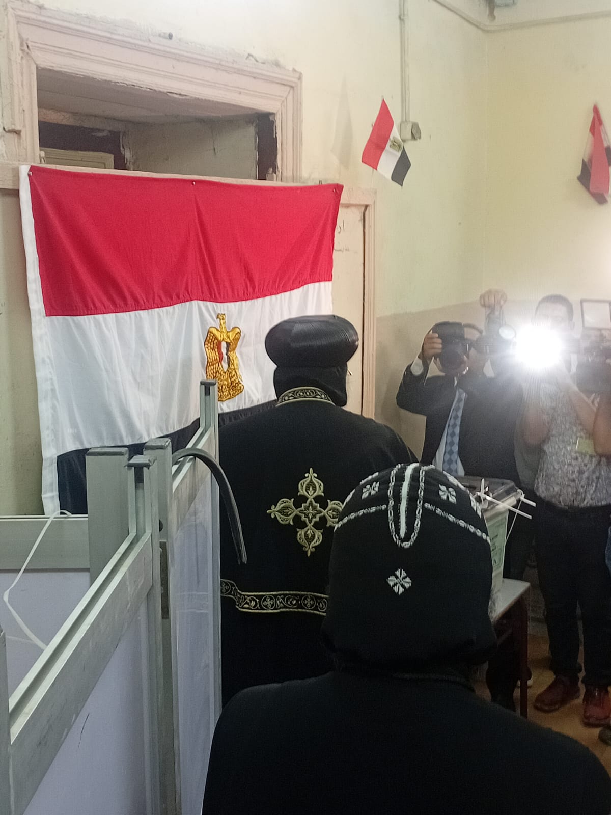 البابا تواضروس الثانى يدلى بصوته بالعباسية في انتخابات مجلس الشيوخ البابا تواضروس الثانى يدلى بصوته بالعباسية في انتخابات مجلس الشيوخ