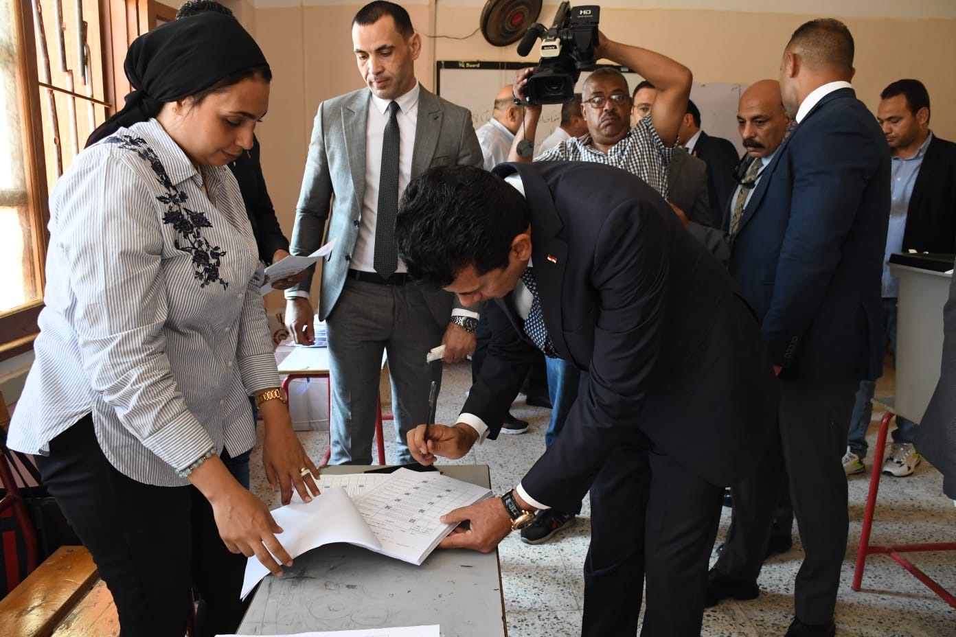 اشرف صبحى يدلى صوته