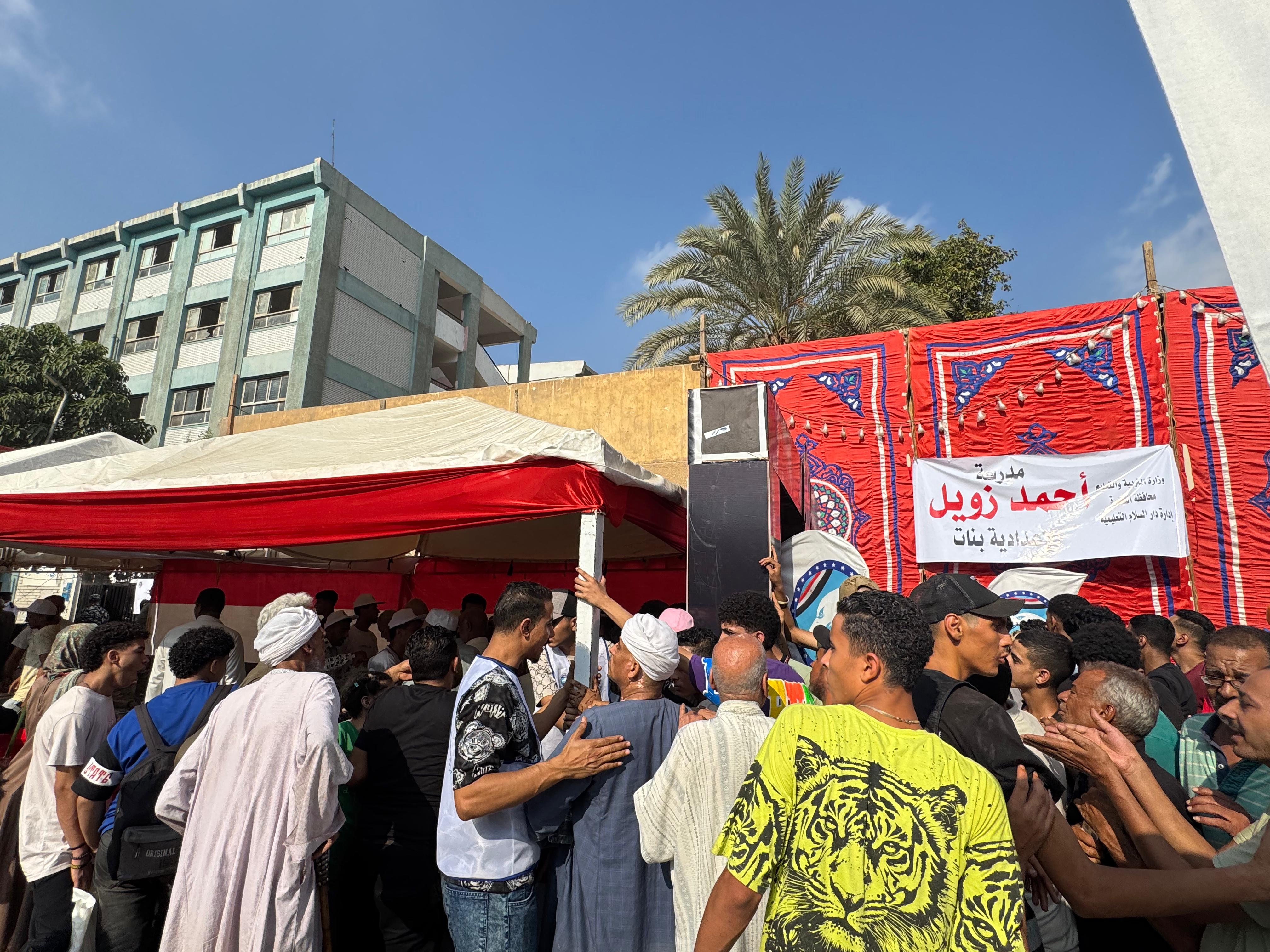 حشود الناخبين أمام مقار اللجان في دار السلام4