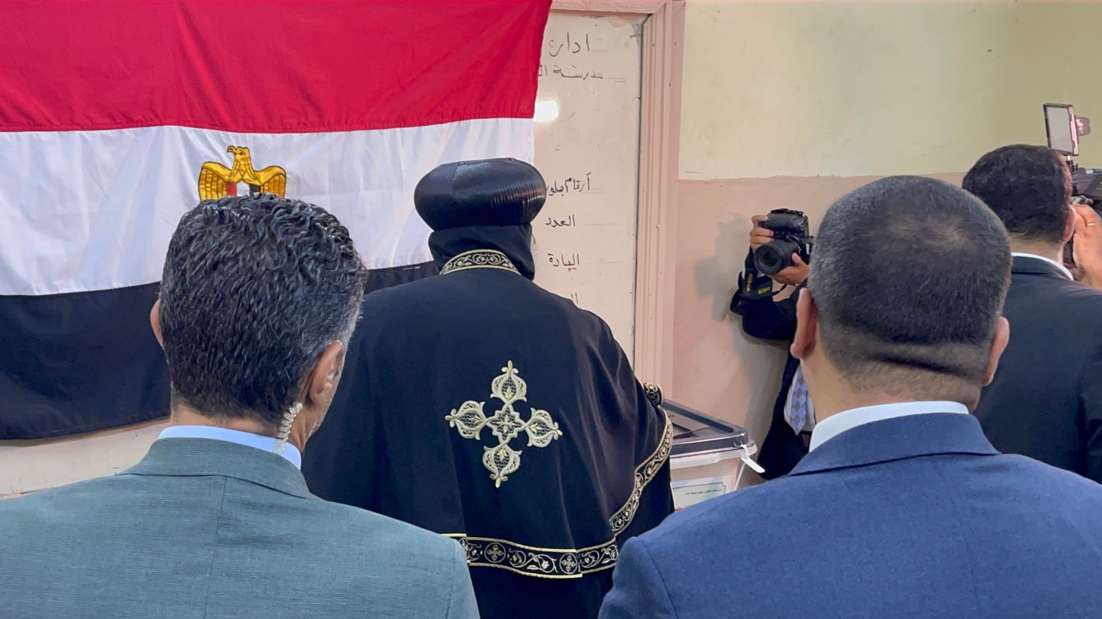 البابا تواضروس الثانى يدلى بصوته بمدرسة الشهيد امتياز كامل بالعباسية في انتخابات مجلس الشيوخ البابا تواضروس الثانى يدلى بصوته بمدرسة الشهيد امتياز كامل بالعباسية في انتخابات مجلس الشيوخ