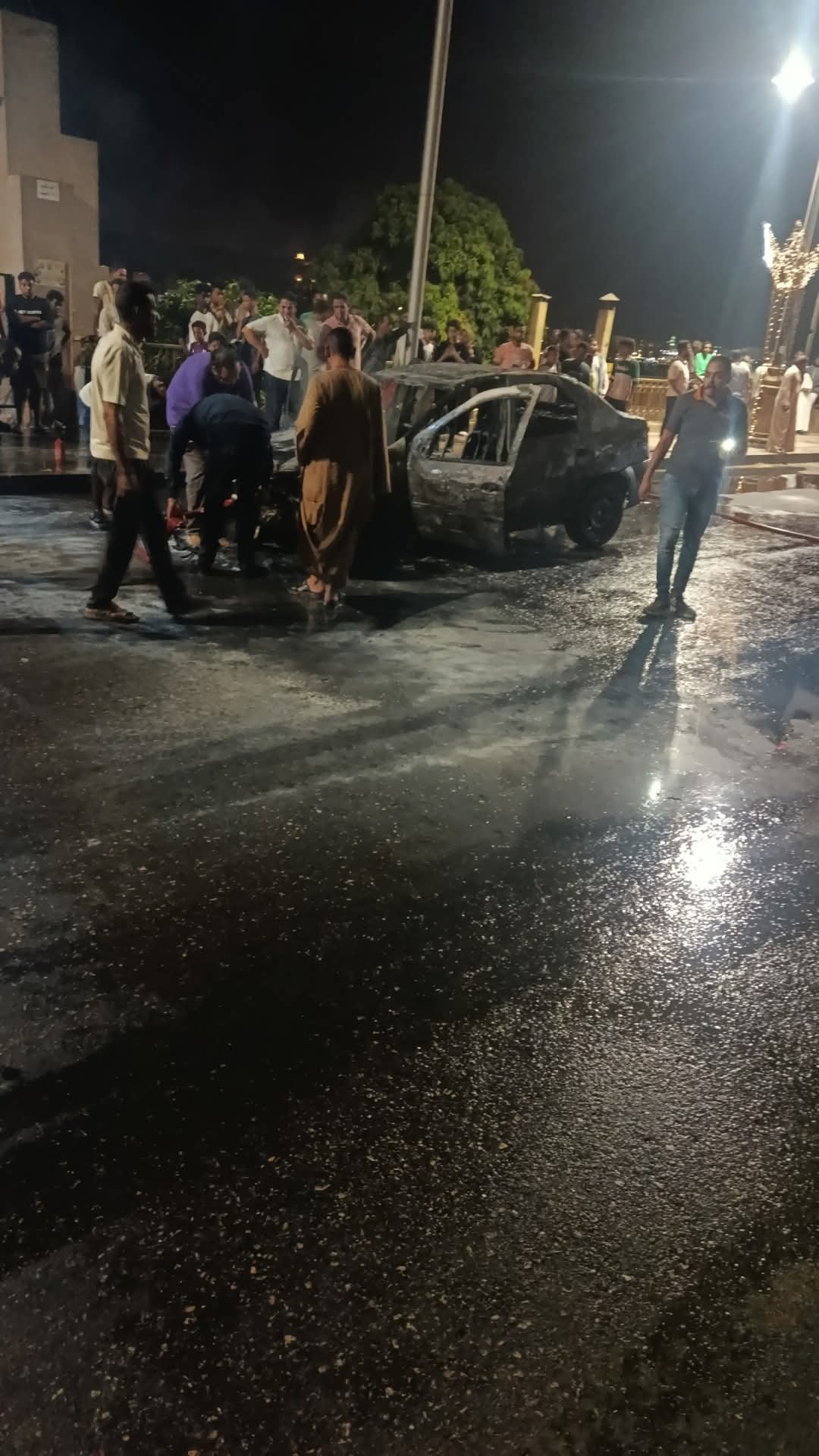 اشتعال النيران في سيارة ملاكي بطريق كورنيش النيل بمدينة أسوان (1)