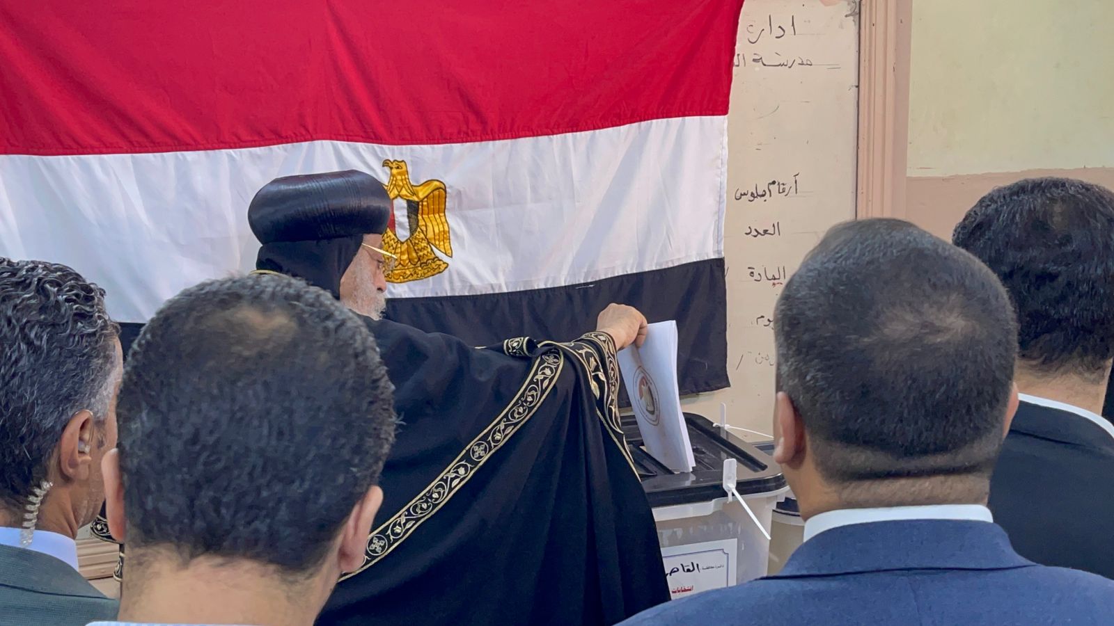البابا تواضروس الثانى يدلى بصوته بمدرسة الشهيد امتياز كامل بالعباسية البابا تواضروس الثانى يدلى بصوته بمدرسة الشهيد امتياز كامل بالعباسية