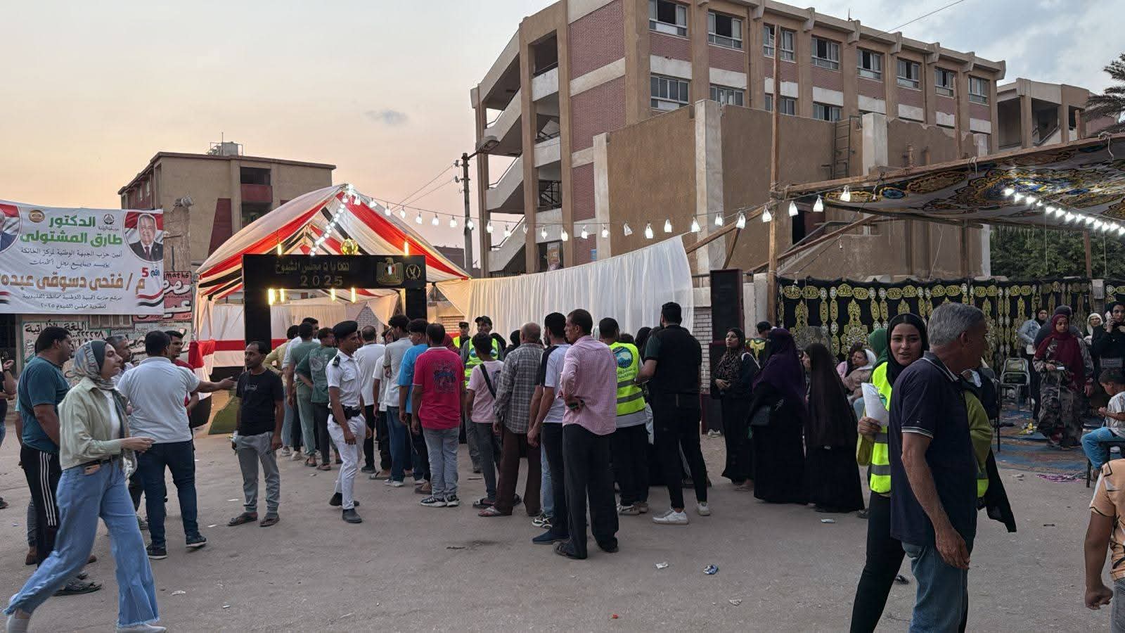 إقبال المواطنين قبل غلق لجان انتخابات مجلس الشيوخ بالقليوبية (6)