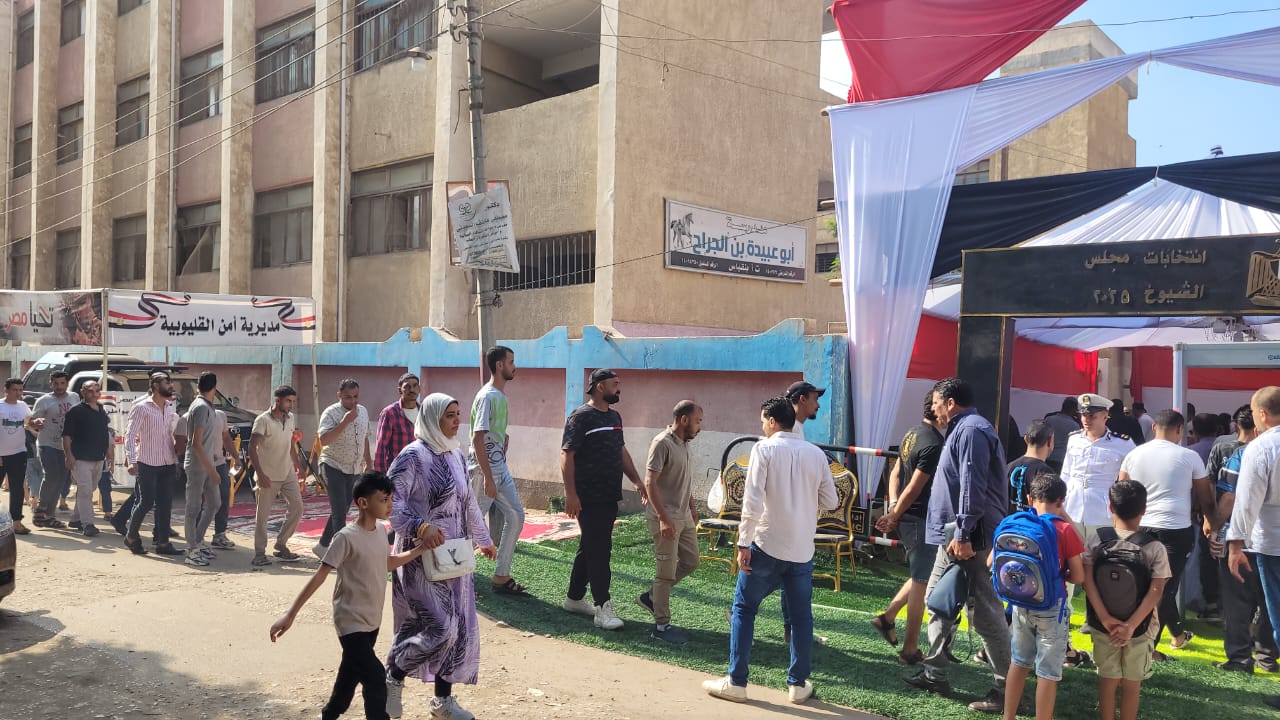 طوابير الناخبين امام اللجنة