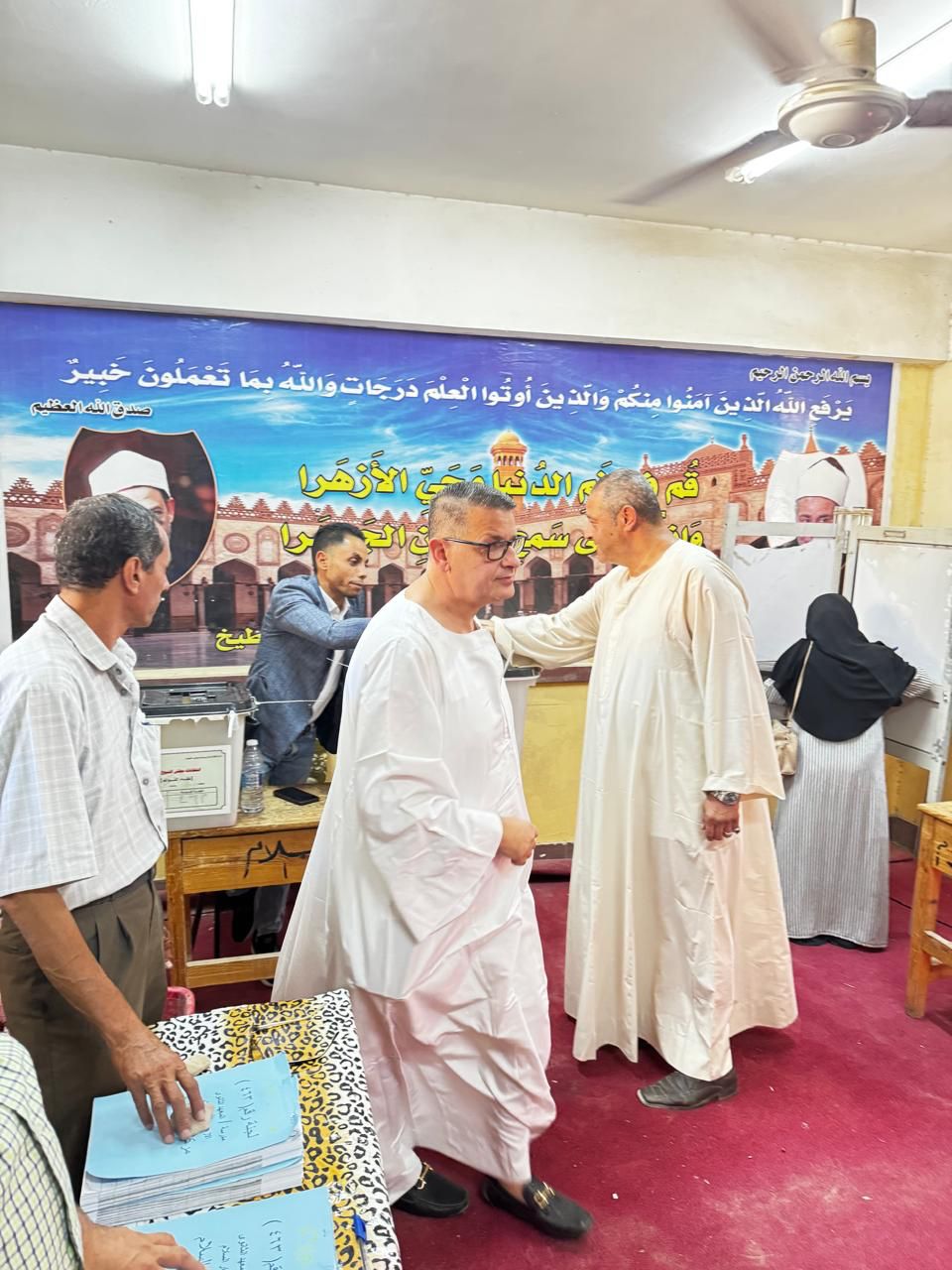 رئيس لجنة حقوق الإنسان يدلى بصوته  (2)