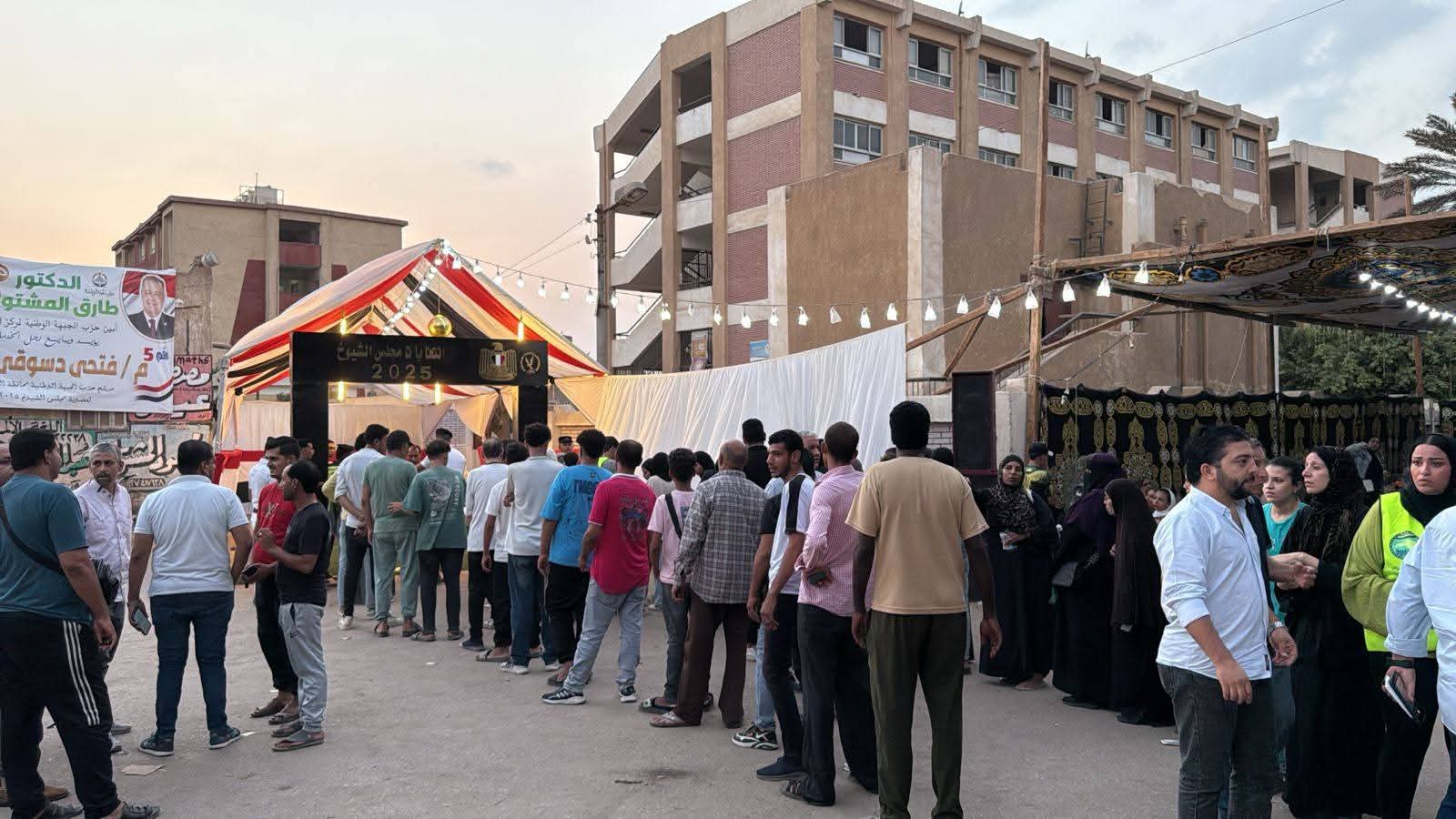 إقبال المواطنين قبل غلق لجان انتخابات مجلس الشيوخ بالقليوبية (5)