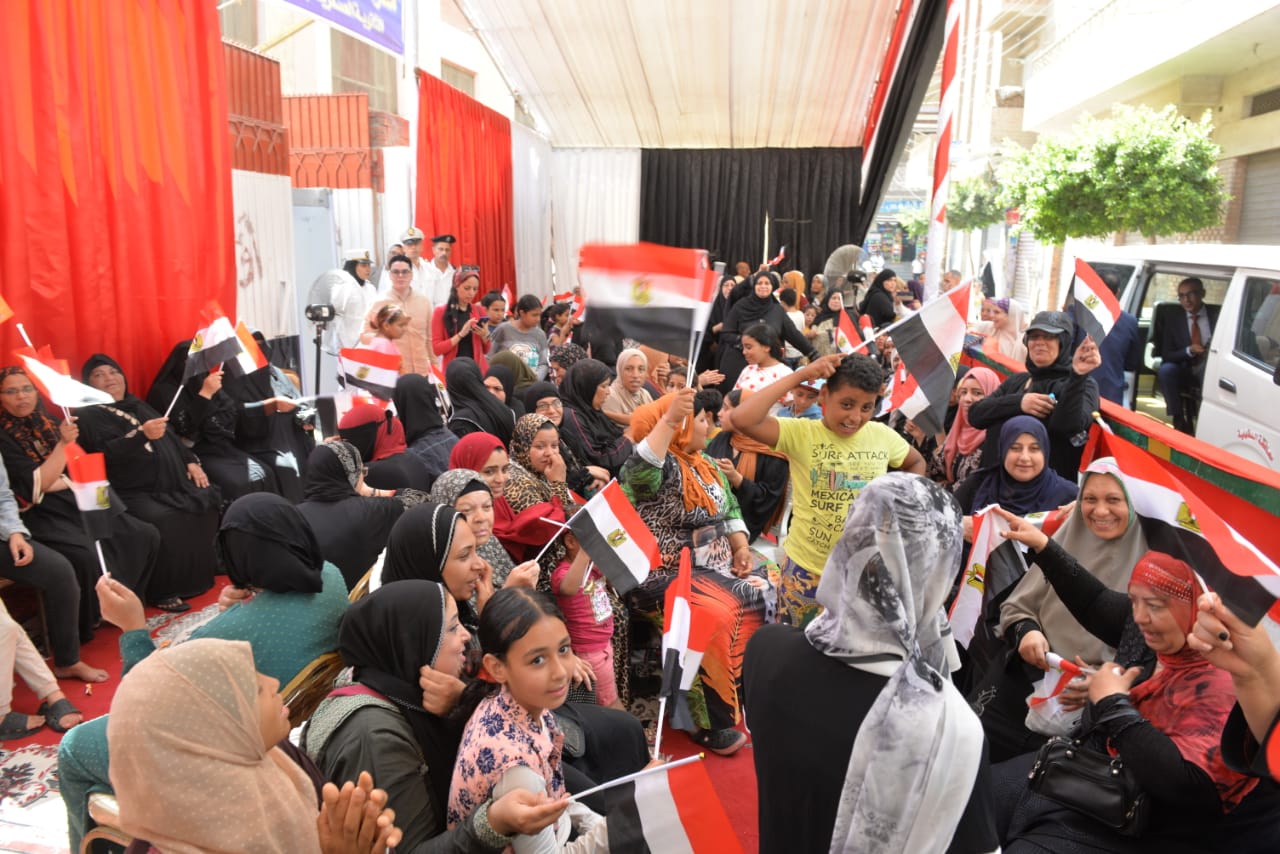 محافظ الدقهلية يتفقد سير العملية الانتخابية في لجان مجلس الشيوخ (2)